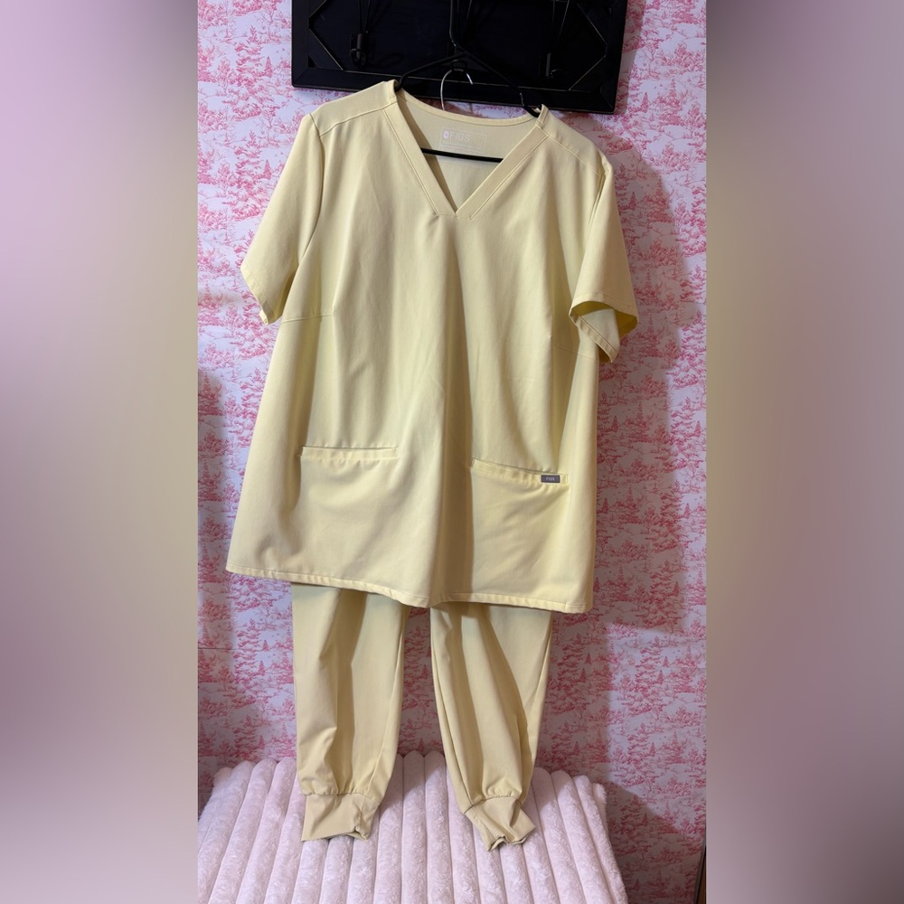 3X FIGS Scrub Set in Highlighter Yellow